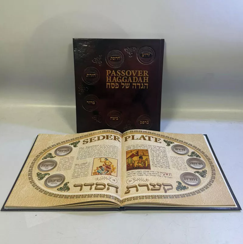 הגדת קערת הסדר עברית/אנגלית בכריכה קשה מהודרת בעבודת יד, 120 עמודים.
ההגדה מכילה בכל עמודיה נספחים רבי ערך ובהם מושגי יסוד על החג ומנהגיו, מצרים העתיקה קטעי הומור ועוד.
מידות 24x22 ס"מ. 