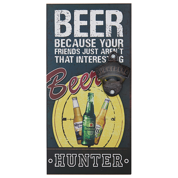 "BEER HUNTER" - פותחן בקבוקי בירה על לוח תלוי על קיר.