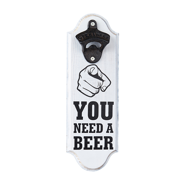 "YOU NEED A BEER" - פותחן בקבוקי בירה על לוח לבן תלוי על קיר.