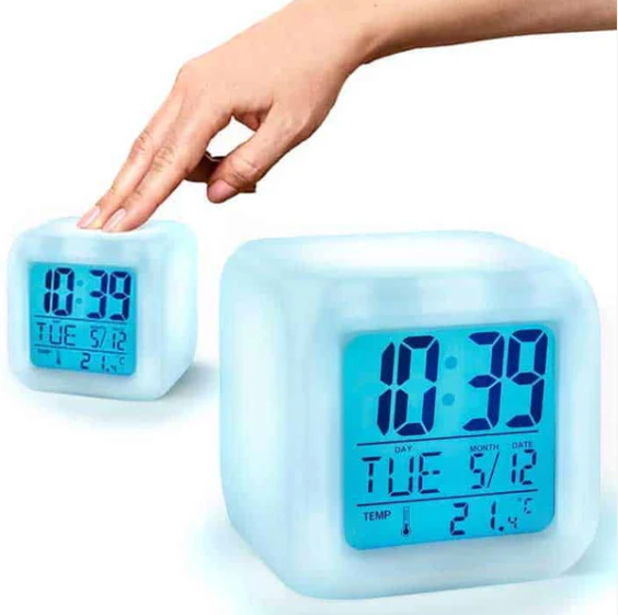 שעון קובייה עם תאורה מתחלפת. 
שעון מעורר מחליף צבעים.
נגיעה בראש השעון תפעיל תאורה.
תאורה מתחלפת ל30 שניות עם כיבוי אוטומטי.
תצוגת שעון גדולה וברורה.
כולל תאריכון ומד טמפרטורה.
מופעל באמצעות סוללות.