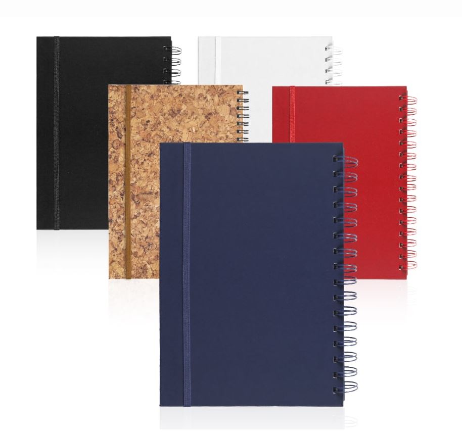 פארט - מחברת ספירלה מעוצבת דמוי עור גודל A5 עם סימניה צבעונית.
שולי הדפים בצבע תואם. 
שולי הדפסים בצבע. 
112 דף. 