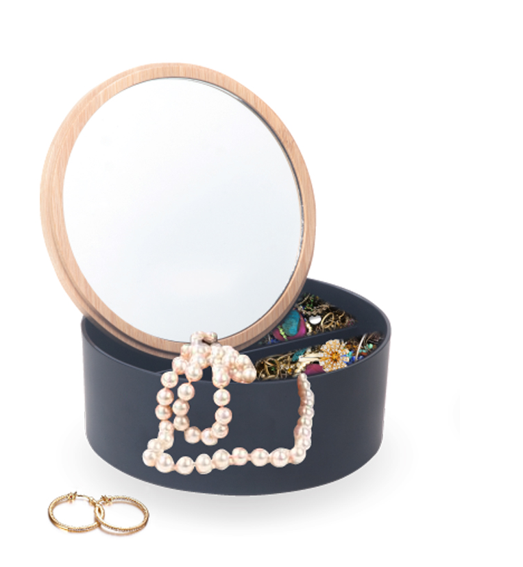 אמילי - קופסת תכשיטים עם מראה ø14.00 x5.50 ס”מ.
מכסה מעץ במבוק.
מראה ניטרלית.
חלוקה ל-4 תאים.