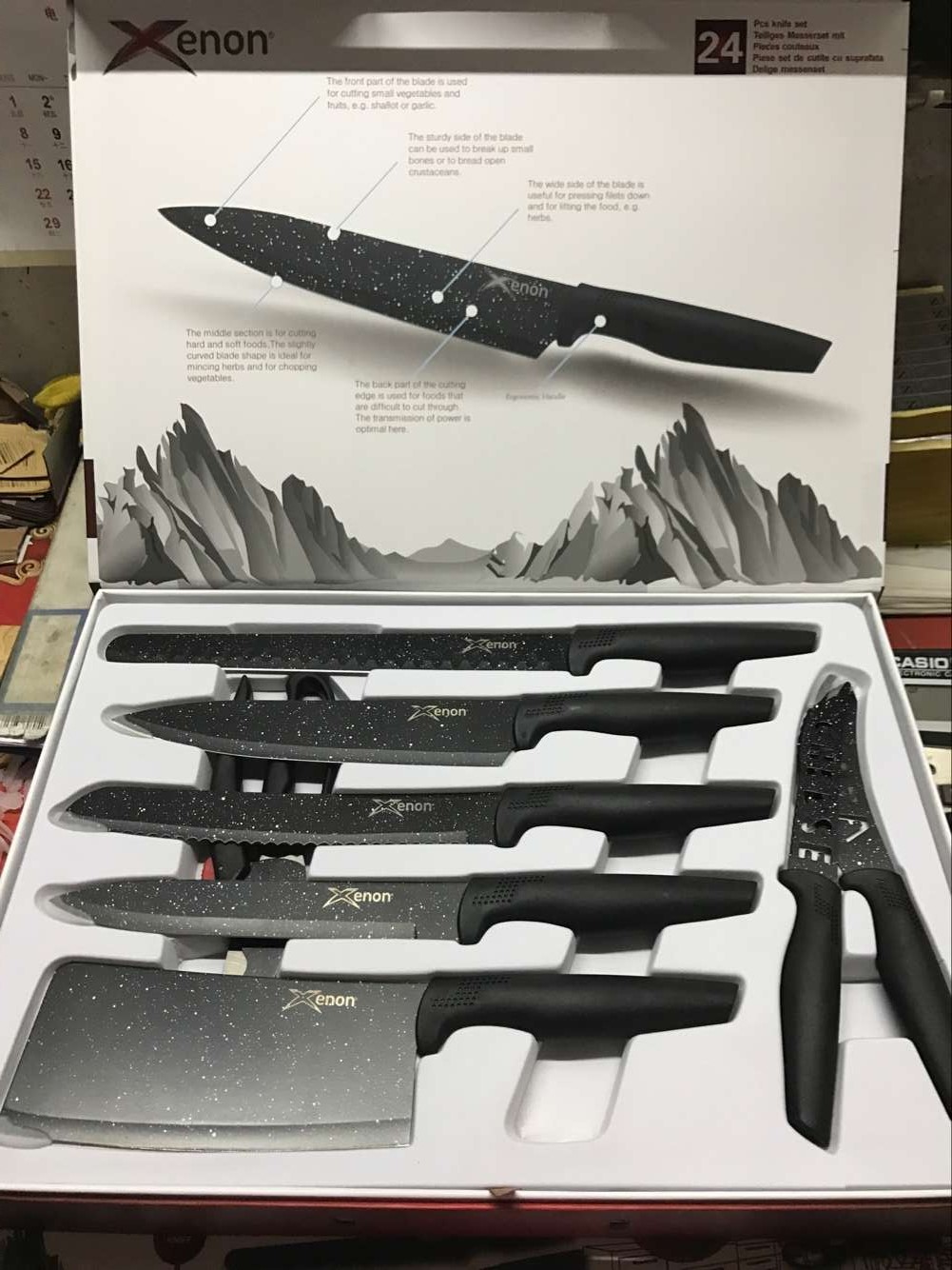 סט סכינים חדש המכיל 24 חלקים על שתי מגשיות במזוודת שי.
הסט מכיל סכיני מטבח שונים, מכשיר להשחזת סכינים,  מספריים לטיפול בבשר וכן סט סכינים ומזלגות לבשר.
