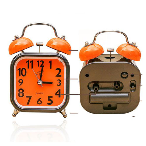 שעון מעורר מרובע קטן.
8 ס