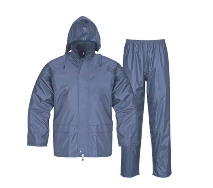 חליפת סערה מקצועית מידות S- 3XL. 
חליפת גשם 2 חלקים לכל ענפי העבודה. 
כוללת מכנסיים ומעיל עם כובע נשלף מהצווארון.
תפרים מולחמים לאיטום מקסימלי.
סגירת רוכסן עם כיסוי לאיטום מקסימלי.
במכנסיים שני פתחים מכל צד המאפשרים גישה ליסי המכנסיים שמתחת.
מכנסיים בגזרת מותן גבוהה וגומי להתאמה.
רוחב רגל הניתן להתאמה בסגירת לחצנית.