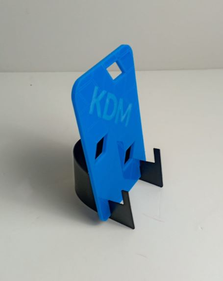 מעמד לנייד  7x7x11 ס"מ, עם חיתוך צורני וצבעי הלוגו לבקשת הלקוח.
עשוי אקריל 3 מ"מ צבעוני ופוליפרופילן.
חיתוך צורני לפי הלוגו.