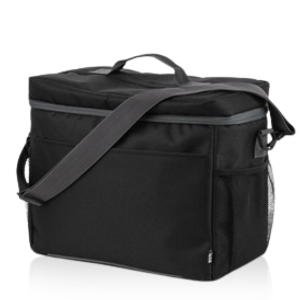 זומה - צידנית משפחתית אקולוגית 35x20.5x30 ס"מ. 
עשויה מאריג RPET ממוחזר.
שומרת חום/קור.
עם רצועת כתף וידיות נשיאה.
נפח 21L.