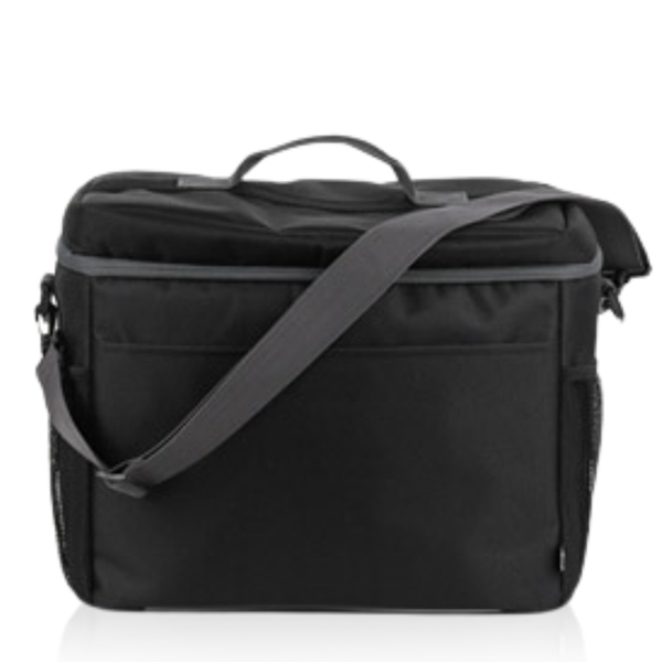 זומה - צידנית משפחתית אקולוגית 35x20.5x30 ס"מ. 
עשויה מאריג RPET ממוחזר.
שומרת חום/קור.
עם רצועת כתף וידיות נשיאה.
נפח 21L.