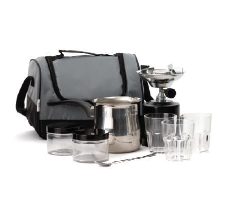 ערכת קפה עם גזייה נקירה.
הערכה כוללת:
צידנית אישית לאחסון הגזייה והכלים.
גזייה נקירה.
3 כוסות פלסטיק קשיח.
2 מכלי פלסטיק לאחסון קפה וסוכר.
פינג׳אן נירוסטה.
כפית נירוסטה.