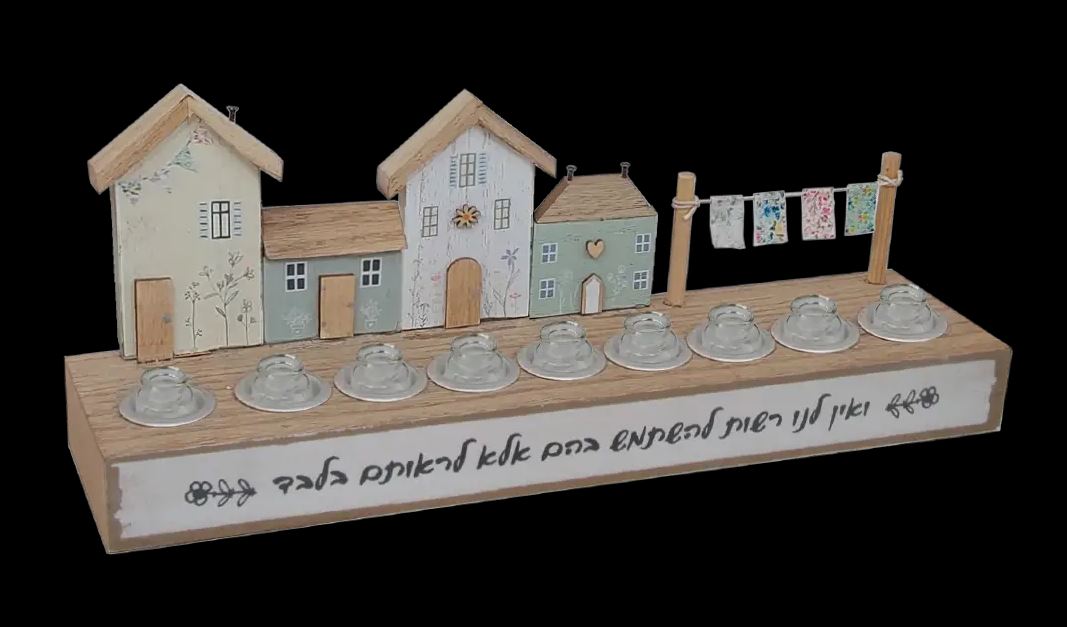 חנוכיית בתים מזכוכית ועץ - חנוכייה מעוצבת 30x12x7.5 ס