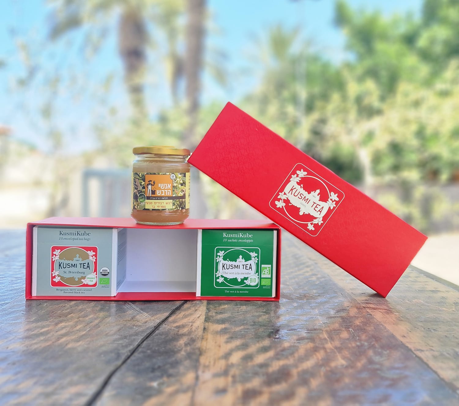 מארז אדום - מארז קרטון מעוצב המכיל:
דבש דבורים טבעי 240 גרם.
2 קוביות תה איכותי שחור אורגני (ארל גריי), 10 תיונים בכל קוביה. 
