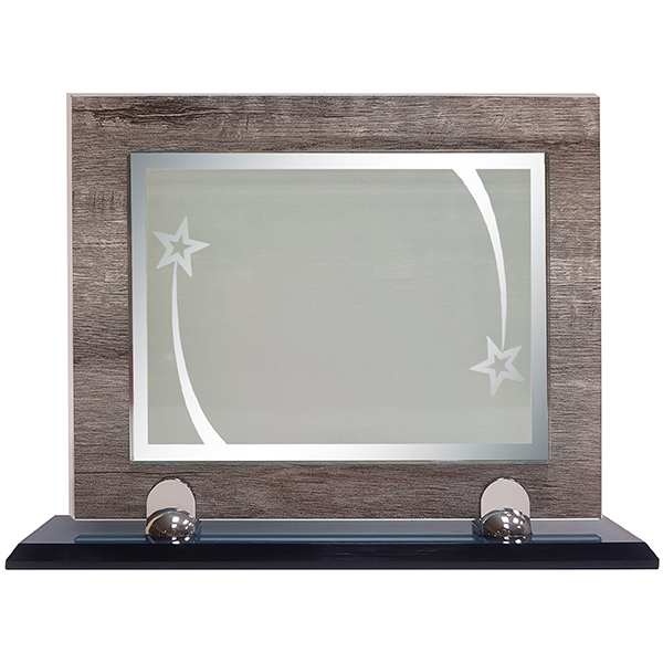 מגן הוקרה מלבני מזכוכית עם בסיס נשלף מלבני. 
מידות מגן זכוכית דמוי עץ: רוחב 22.50 ס