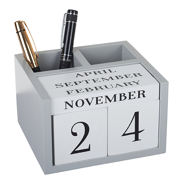 מעמד קלנדר תאריכון קוביות עם 2 כוסות לעטים. 
מידות: 14x13x9 ס
