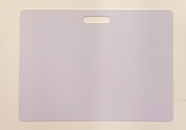 כרטיס פלסטיק לבן בגודל 11 ס"מ על 8 ס"מ להדבקת מדבקות שמיות לכנסים ותערוכות. 