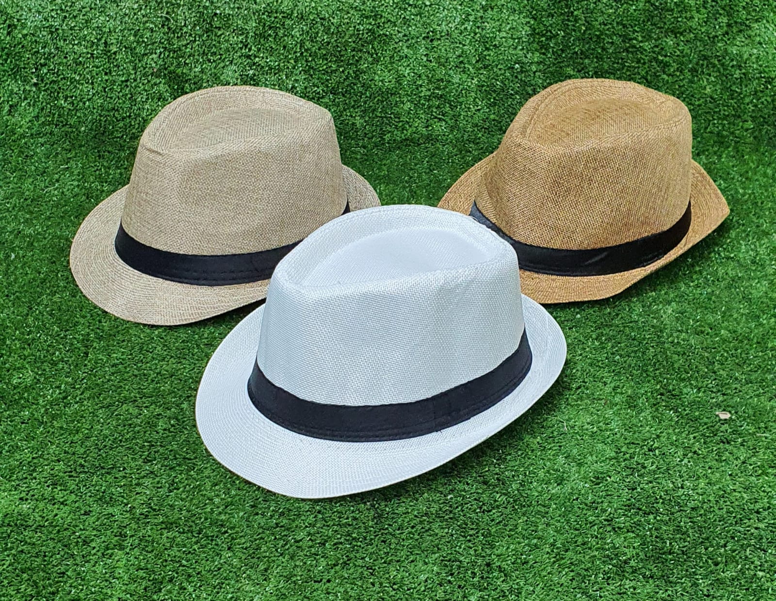 כובע אלגנט. 
כובע בד איכותי בתוספת סרט.
מידת מבוגר או ילד.
מתאים לאירועים ולשימוש יומיומי ולהגנה מפני השמש.