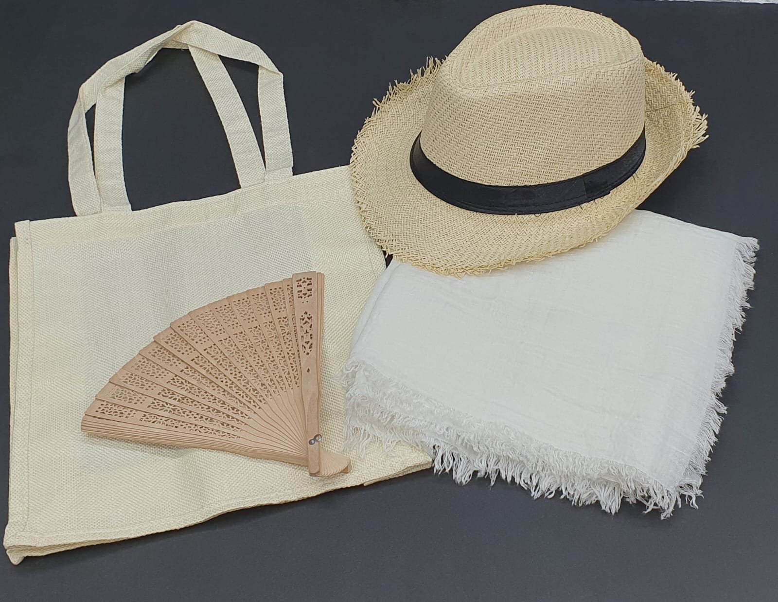 מארז קיץ מפנק הכולל: תיק פשתן + כובע דחליל + 
מטפחת חוף 90x180 ס