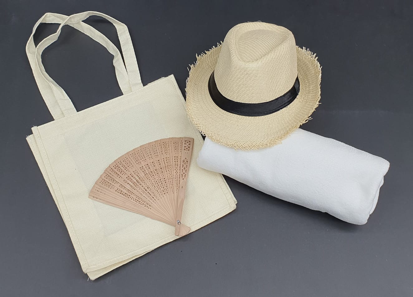 	מארז קיץ מפנק הכולל: תיק פשתן + כובע דחליל + מגבת חוף  140x70 ס"מ+ מניפה עץ. 