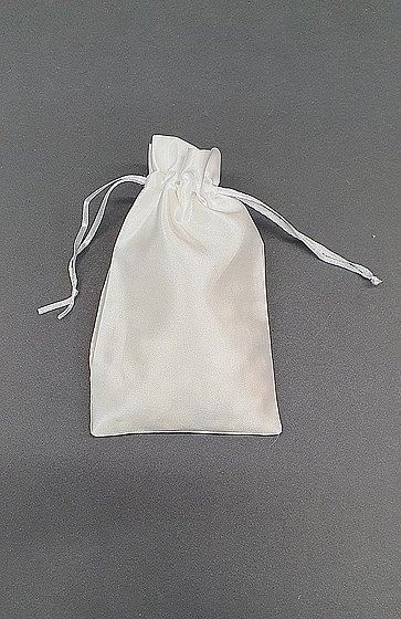 אריזת סאטן לבנה.
גודל 10x15 ס