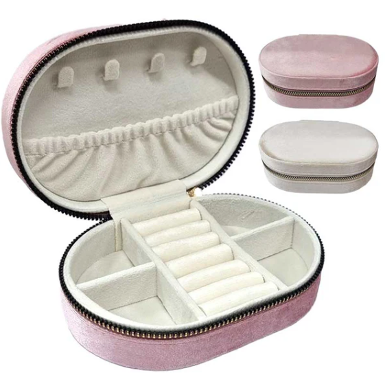 קופסת תכשיטים קומפקטית קטיפה. 
חוצץ פנימי, מתלה לשרשראות, עגילים, טבעות ועוד.
מארגנת את כל התכשיטים במקום אחד מסודר.
ריץ