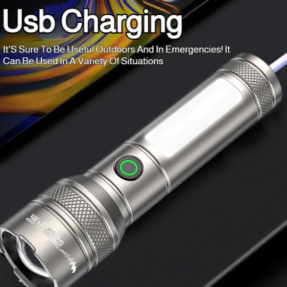 פנס טקטי עוצמתי מאיר עד 1 קילומטר.
אפשרות לכיוון פוקוס/זום תאורה.
נטען בחיבור USB (כבל כלול).
תאורת לד צדדית.
לחצן כיבוי הפעלה.
מצב SOS.
תאורה אדומה.
תאורת משטרה (כחול אדום מהבהב).
מידות: אורך: 14 ס