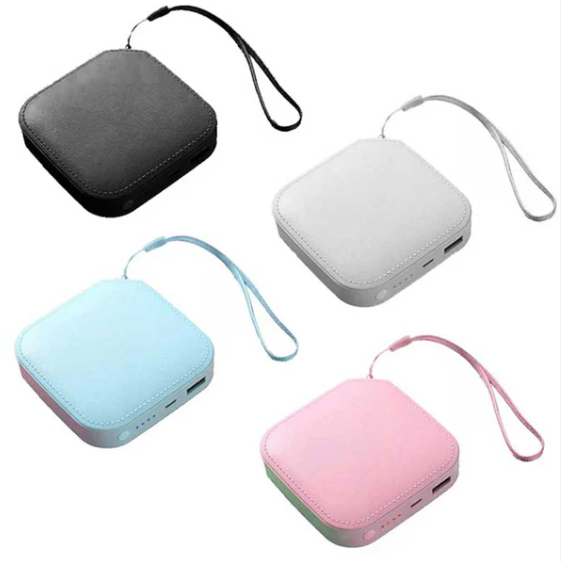 מטען נייד 5000mAh דמוי עור. 
קומפקטי וקל משקל.
4 נורות לד לחיווי מצב סוללה.
עיצוב מרהיב דמוי עור.
לחצן כיבוי/הפעלה.
כולל כבל טעינה. 
כולל כבל טעינה משולב 3 ב-1.