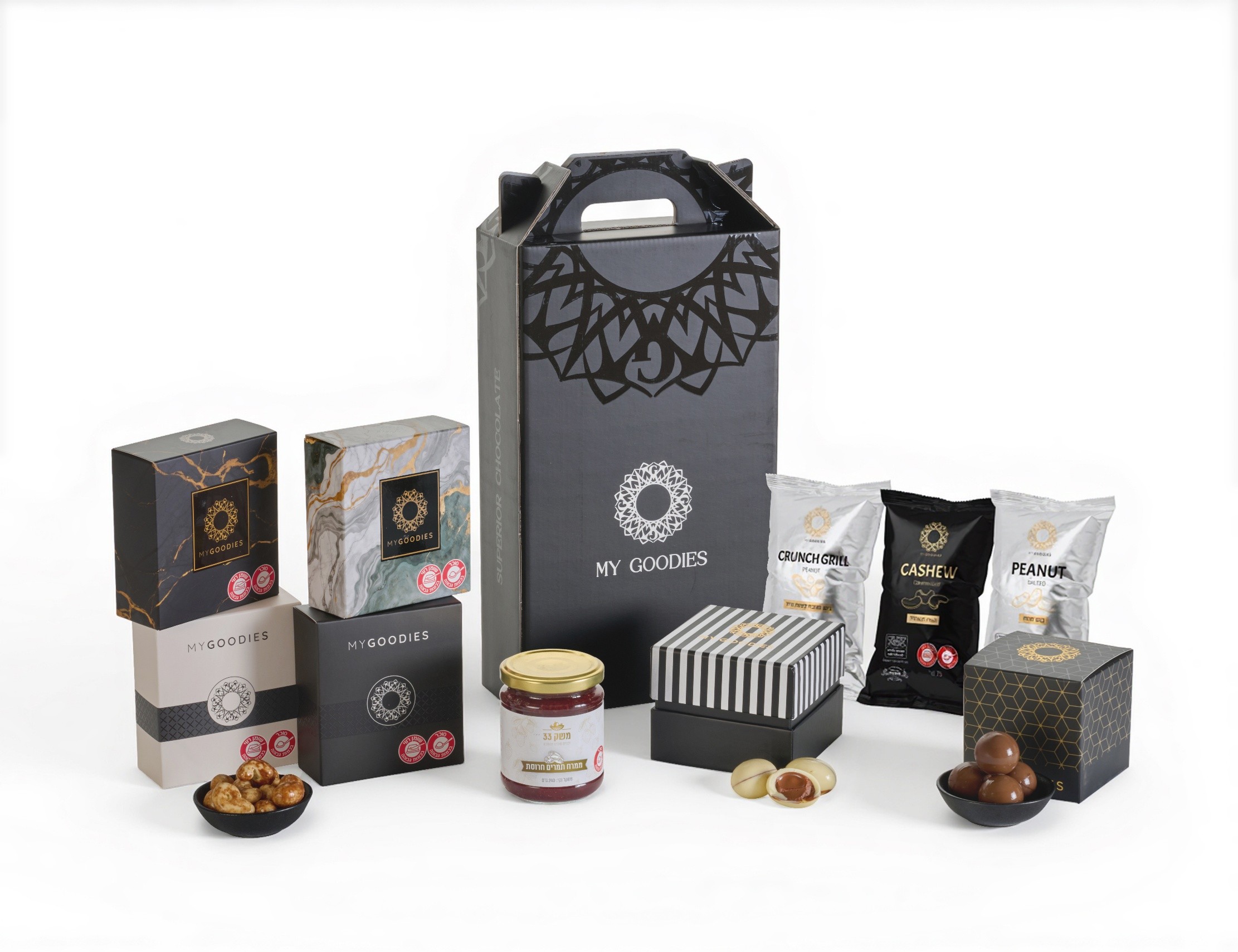 מארז סאן שחור - מכיל: 
חרוסת - ממרח תמרים במתכון ביתי, ללא צבעי מאכל, מיוצר ברמת הגולן.
קורל – פרליני שוקולד חלב עם קרם פיסטוק וקקאו.
ספיר – בוטן בעיטוף שוקולד חלב. 
ספיר – צימוק בעיטוף שוקולד לבן. 
ספיר – שקד בעיטוף שוקולד חלב. 
ספיר - אגוזי קשיו בעיטוף שוקולד לבן ונגיעות קפוצ