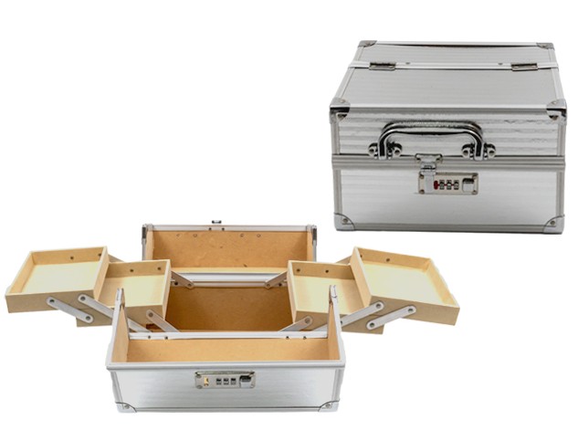 מזוודת איפור עם מגירות נשלפות. 
עשויה מתכת ועץ. 
רוחב 26 ס