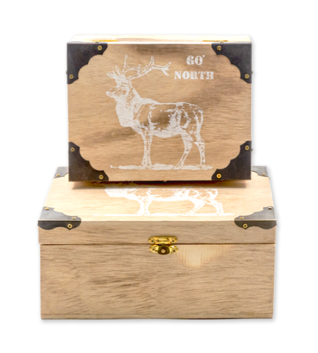 סט 2 תיבות עץ, כולל ריקועים וסוגר. 
תיבה גדולה: רוחב: 22 ס”מ, גובה: 9.5 ס”מ, עומק: 17 ס”מ. 
תיבה קטנה: רוחב: 18 ס”מ, גובה: 8 ס”מ, עומק: 13.5 ס”מ.