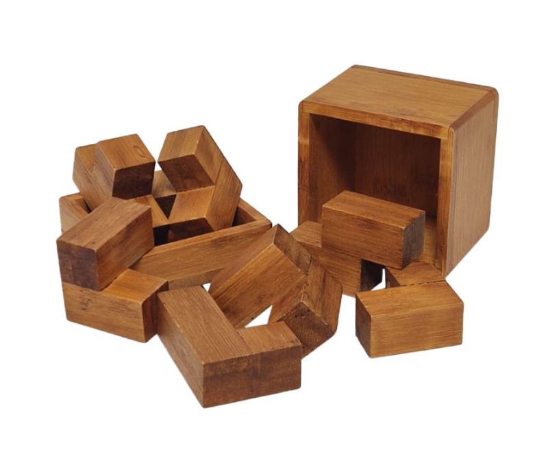 רידל - משחק חשיבה יצרתי ומאתגר 8.6x8.6x8.6 ס"מ.
עשוי עץ במבו איכותי במיוחד.
מטרת המשחק לבנות קובייה מ-7 חלקים שונים.