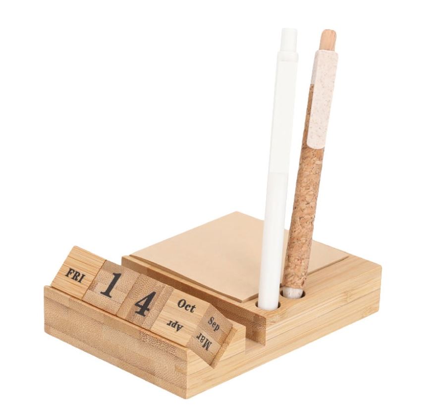 קלנדר - ארגונית שולחן עשויה במבו עם תאריכון, דפי ממו, מעמד לעטים ומעמד לטלפון נייד.
50 דף.
דפי ממו בגודל: 10x10 ס"מ.