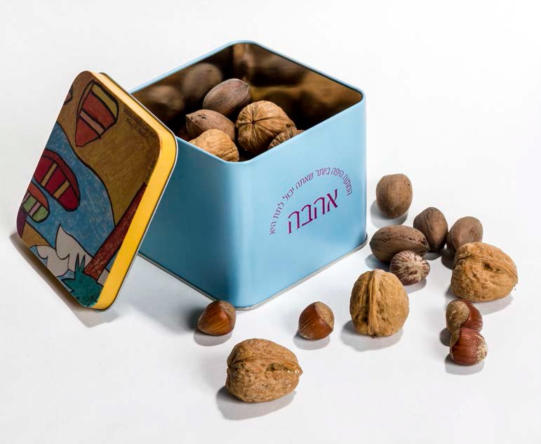 אהבה ראשונה - קופסת מתכת מאוירת המכילה מיקס אגוזים בקליפתם (אגוזי מלך, בונדוקים, פקאנים), 350 גרם.  מידות 11x11x11 ס"מ.