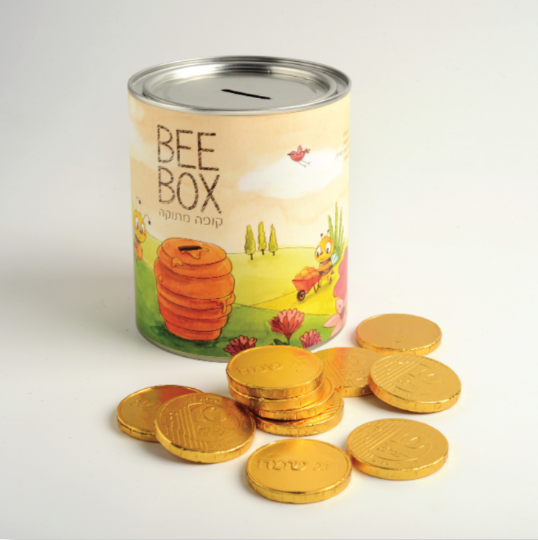 BEE BOX
קופת חסכון מאויירת עם 10 מטבעות שוקולד.
