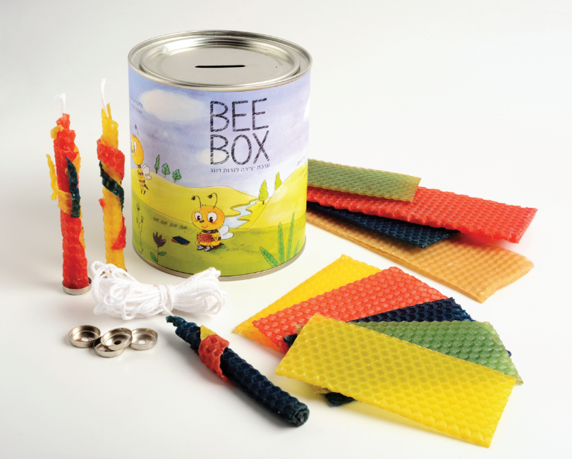 BEE BOX
ערכת יצירה מדליקה לנרות חנוכה. 
קופת חסכון מאוירת המכילה חומרי יצירה ל- 10 נרות חנוכה מדונג דבורים טבעי כולל פתילים, בסיסים לנרות ודף יצירה ושעשועים.