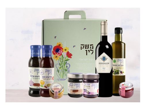 כלנית - מארז מזוודה פרחוני המכיל מוצרים מתוקים ופיקנטיים לצד יין ושמן זית ישראלי. 
מתנה מפנקת לחובבי הבישול.
מידות: 29x33 ס