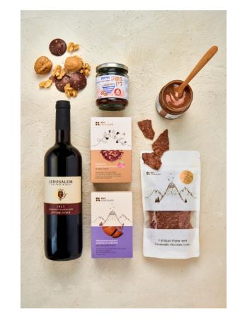 Chocolate sweets and wine -
מארז מזוודה פרחוני 33x29 ס