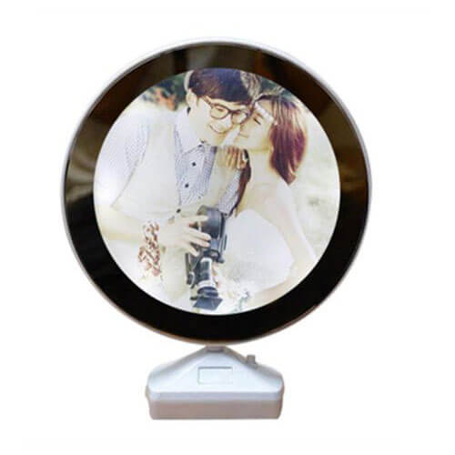 מסגרת הפלא - גם מראה גם מסגרת לתמונה עם תאורת LED.
התצוגה משתנה כאשר לוחצים על מתג on/off.