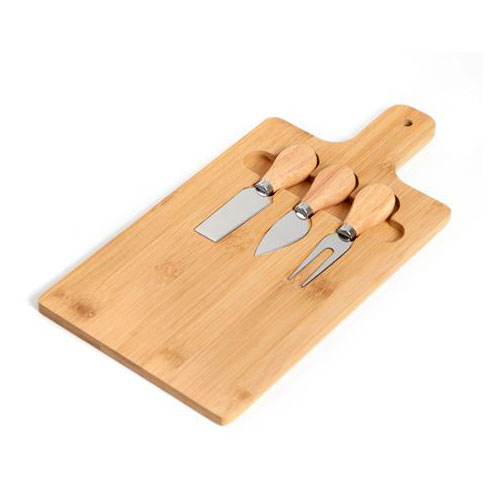 סט שלושה סכינים לחיתוך גבינות על מגש מבמבוק.
הקרש יכול לשמש כקרש חיתוך והגשה. 
גודל כללי 28x18 ס