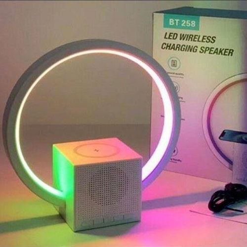 רמקול עם משטח טעינה אלחוטית + תאורה מסביב. 