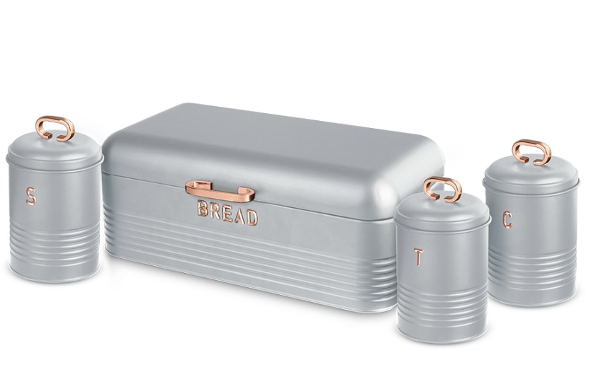 סט קופסאות אחסון למטבח. 
עשוי פלדת פחמן איכותית בציפוי אבקה מט בשילוב במבוק טבעי. 
כולל קופסת לחם מרווחת עם מכסה חכם המשמש גם כקרש חיתוך, לצד קופסאות תואמות לקפה, תה וסוכר. 
נוח לפתיחה וסגירה, עמיד ואיכותי לשימוש
יומיומי. 
בגימור שחור מט יוקרתי המשתלב בכל מטבח.
כולל קופסת לחם 33×18×12 ס