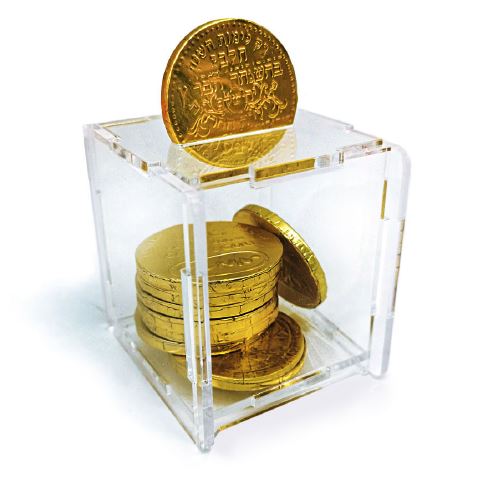 קופת דמי חנוכה 7x6x7 ס”מ. 
עשויה פלסטיק שקוף. 
כוללת עשרה מטבעות שוקולד. 
