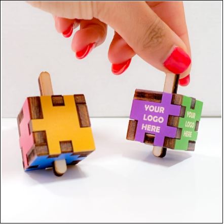 סביבון פאזל להרכבה עצמית
הרכבת 6 פאות מעץ. 
גודל: 4x4x4 ס