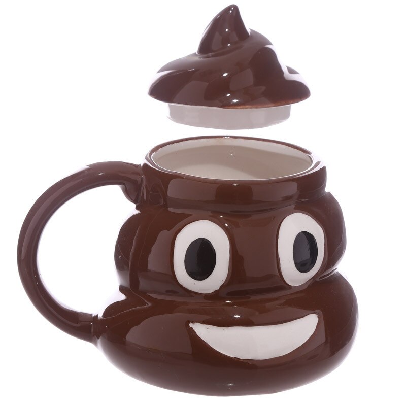 ספל אמוג’י קקי מחייך + מכסה POO MUG. 
מידות (כולל מכסה וידית): 15x13 ס”מ. 
“אמוג’י הוא תמונה דיגיטלית קטנה או סמל, שנועדו כדי לבטא רעיון מסוים או רגש באמצעי תקשורת אלקטרוניים. מאיפה הגיע אלינו סמל הקקי המחייך? משחק מילים הוא שגרם לתרבות היפנית לייחס מזל טוב לצואה. לכן, לאורך שנים רבות ישנם אזכורים בתרבות היפנית לסמלי צואה ואם היא כוללת גם חיוך – מה טוב.