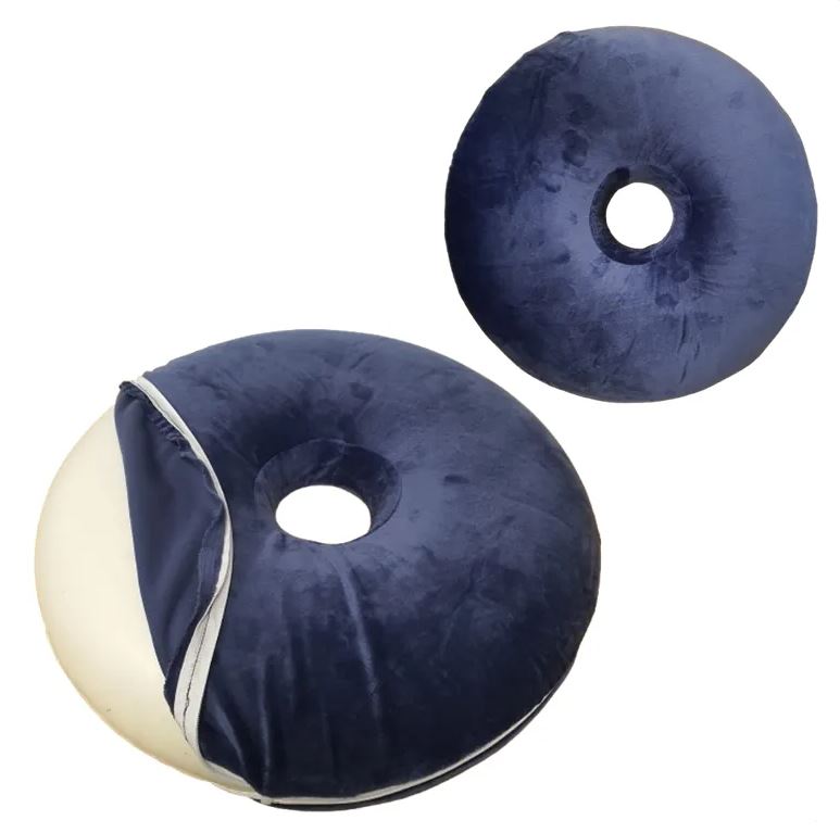 כרית ישיבה טבעת/דונאט (עם חור), מויסקו Memory Foam. 
מידות: קוטר 39 ס”מ , עובי 5.5 ס”מ. 
יתרונות הכרית: 
תמיכה מותאמת אישית: חומר המויסקו מתעצב לפי צורת הגוף ומפחית לחצים. עיצוב טבעתי (דונאט): עוזר להפחית את הלחץ ומצוין לשימוש לעצם הזנב, סיאטיקה, טחורים, הקלה בכאבי עצם העוקץ. 
נוחות אולטימטיבית: אידאלית למי שיושב שעות רבות מול מחשב, נהגי רכב.
קלות בשימוש: הכרית קלה לנשיאה ונוחה לשימוש בכל מקום – בבית, במשרד, ברכב ועוד.
שיפור איכות החיים: עם כרית זו ניתן לשבת בנוחות, להפחית כאבים ולהימנע מההשלכות הבריאותיות של ישיבה ממושכת. 