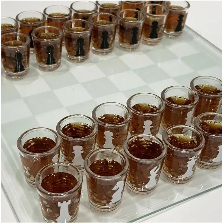 משחק שתייה שחמט שוטים. 
לוח שחמט שוטים מרהיב ויוקרתי שכולו זכוכית (הלוח + הכלים). 
מידות הלוח: אורך: 34x34 ס”מ. 
32 כלי משחק בצורת כוסות שוט – כל כלי הוא גם כוס. מידות הכוסות שוטים: קוטר 3.5 ס”מ, גובה 4.5 ס”מ.  