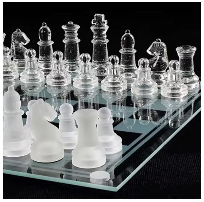 Glass Chess – משחק שחמט מזכוכית בעיצוב אלגנטי, 34x34 ס”מ. 
הלוח והכלים עשויים מזכוכית יוקרתית, עבה ואיכותית, חצי זכוכית חלבית וחצי זכוכית טבעית שקופה – בעיצוב שמשלב מסורת עם חדשנות. 
קל לניקוי ועמיד לאורך זמן – הזכוכית האיכותית עמידה בפני שריטות קלות וקל לנקות אותה.
