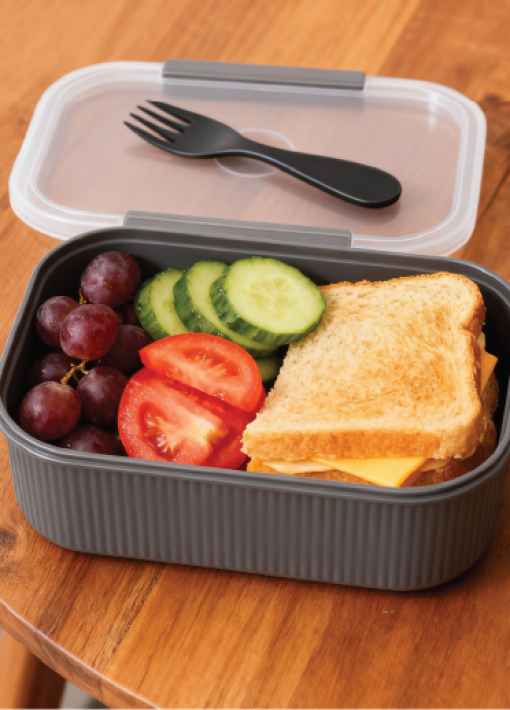 קופסת אוכל 7.4x16.9x21.5 ס״מ מחולקת עם מזלג-כפית. קופסת אוכל טקסטורת פסים.
מכסה שקוף מט סגירת קליפסים.
אטימת סיליקון למניעת נזילות.
נפח 1.4 ליטר.
בטוחה לשימוש- BPA FREE.
מתאימה לשימוש במיקרוגל.
מתאימה לשטיפה במדיח כלים.