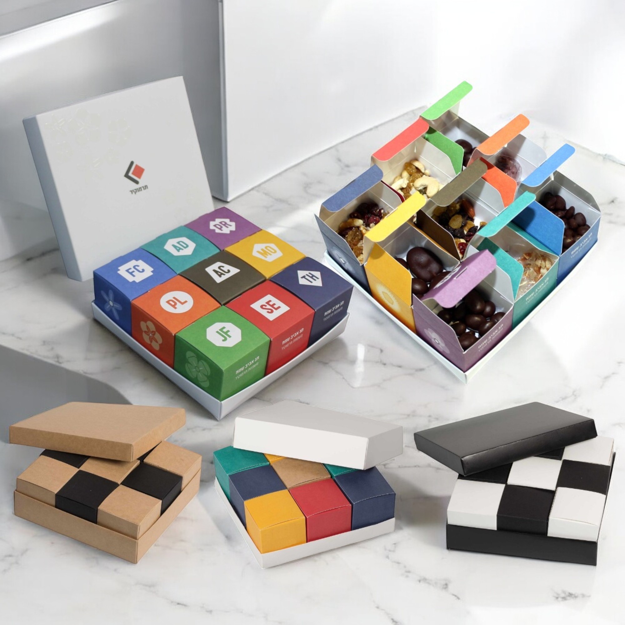 מארז תשע בריבוע - מארז מעוצב וססגוני במשקל של כ 1,000 גרם. 
מכיל 9 קוביות אשר על פאה אחת של כל קוביה מילת השראה לט