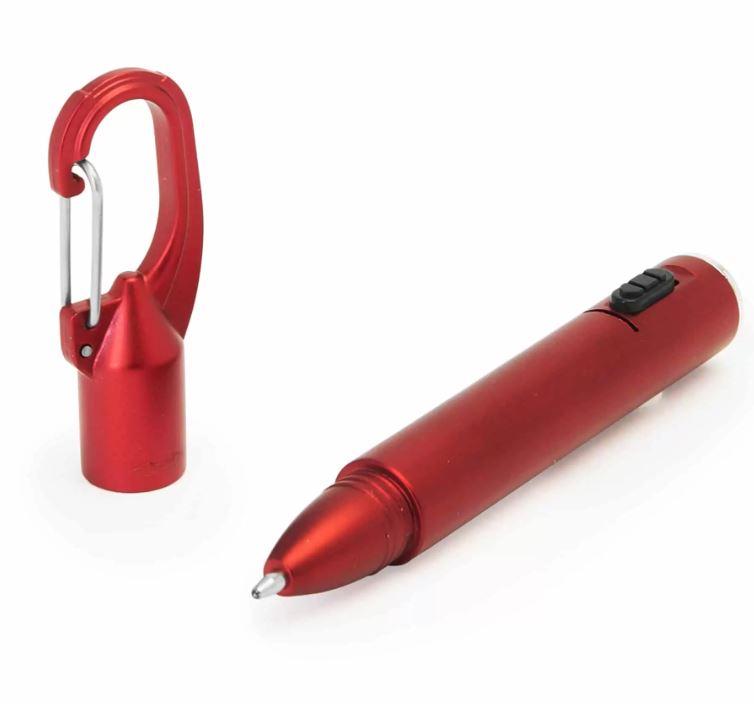 פנס לד בגימור מתכתי, הפעלה בלחיצה, עם שאקל עליון לתלייה נוחה ובטוחה
משולב עם עט כדורי נפתח, דיו כחול. 
מידה: 11x1 ס