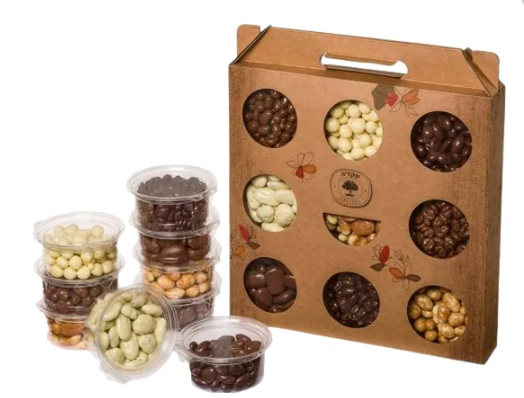 מארז גפן (9 הגביעים)
200 גרם:
צימוקים בציפוי שוקולד חלב + עוגיות בציפוי שוקולד לבן + שקדים בציפוי שוקולד שיש + חמוציות בציפוי שוקולד לבן + אגוזי לוז בציפוי שוקולד מריר + שקדים בציפוי שוקולד מריר
+ פקאן בשוקולד חלב + חמוציות בשוקולד חלב  + פקאן בשוקולד שיש.