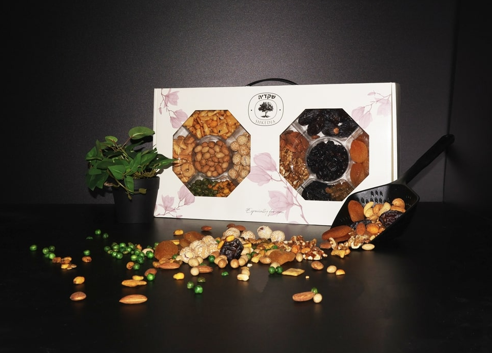 מארז אמנון ותמר - מארז המכיל: 
מגש פירות יבשים ואגוזים - משמשים מיובשים, שזיפים מיובשים, שקדים טבעיים, תמרים מג